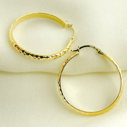 14K Gold Diamond Cut Hoop Earrings. 