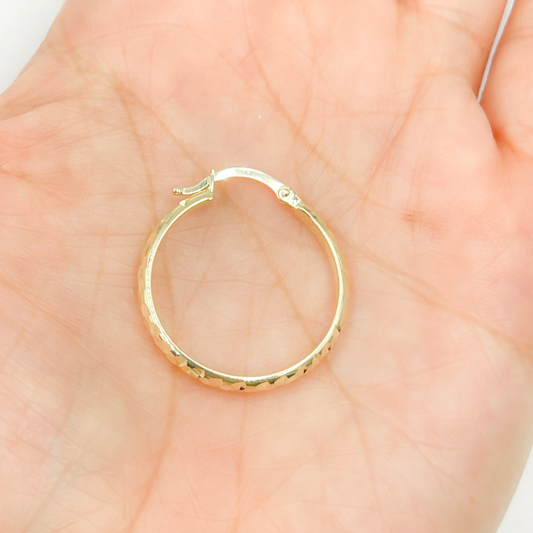 14K Gold Diamond Cut Hoop Earrings.